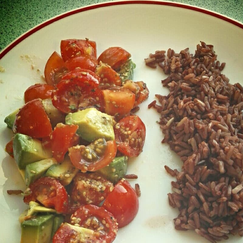 Brown arroz rojo con tomates cherry y aguacate