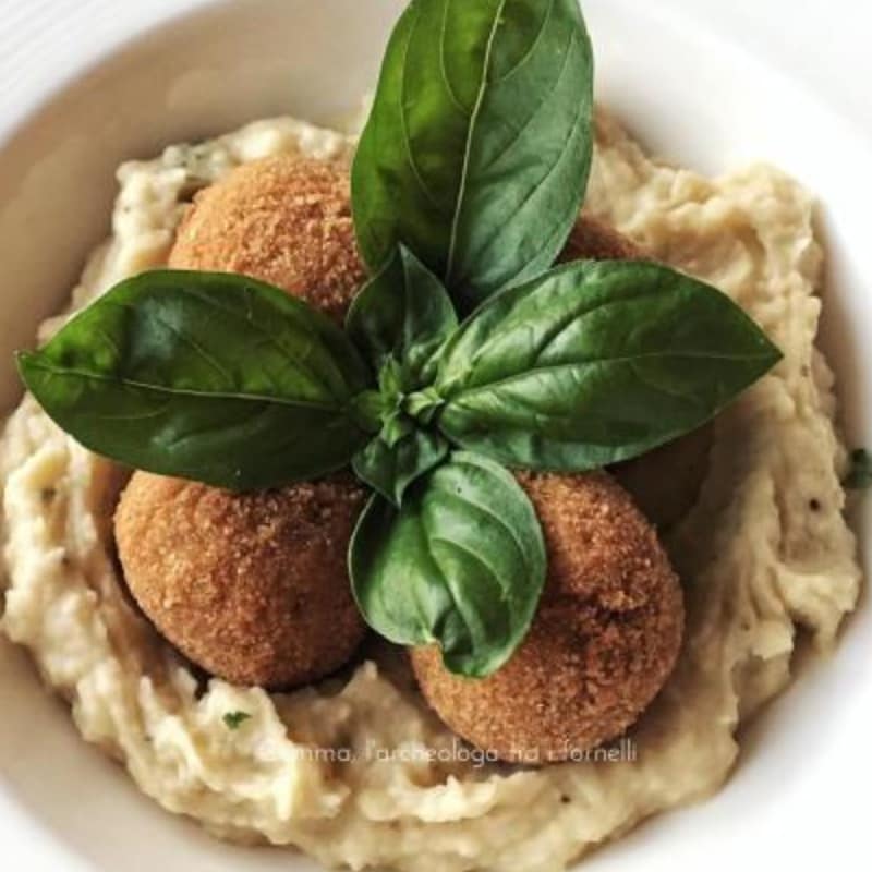 Polpettine su hummus di fagioli corona