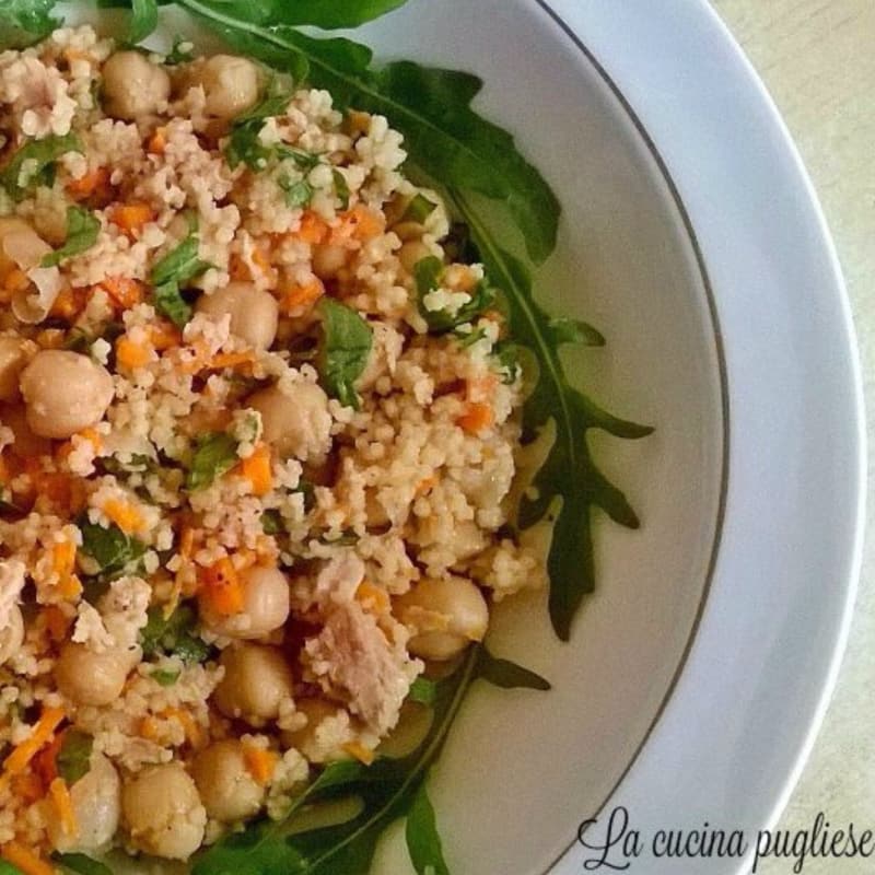 Couscous with chickpeas, tuna and rocket