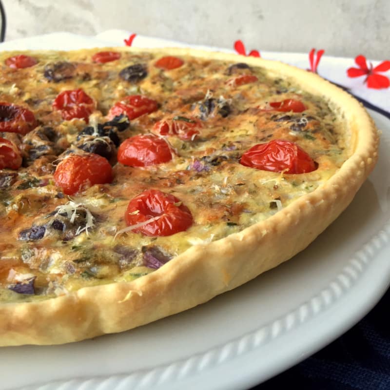 Quiche con Tropea cebolla, aceitunas Gaeta y ciruela