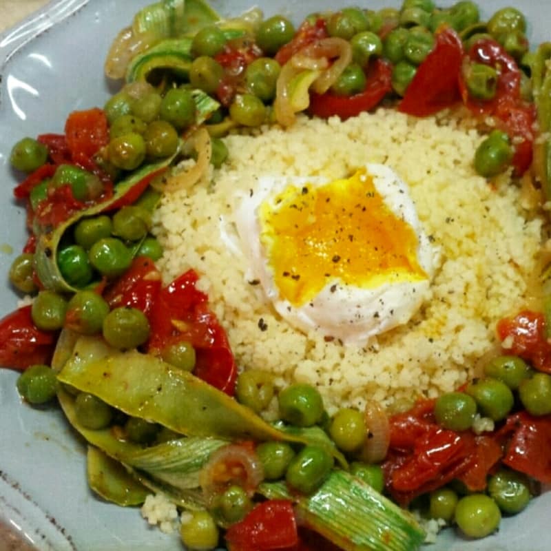 Huevos con cuscús con verduras