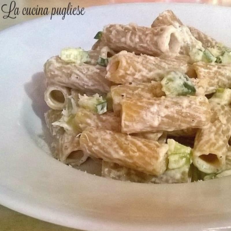 Pasta con calabacín y robiola