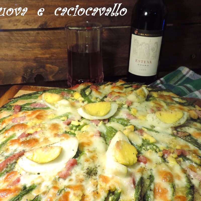 Focaccia con asparagi pancetta uova e caciocavallo