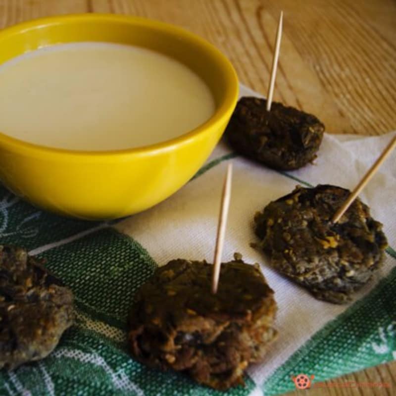 albóndigas de berenjena con salsa de queso