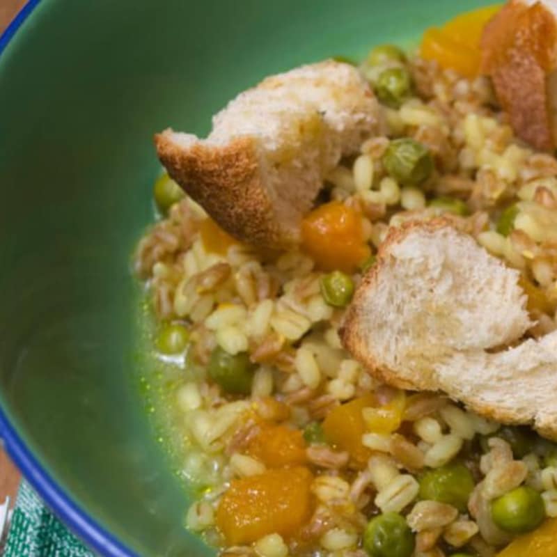 Zuppa di zucca farro orzo e piselli