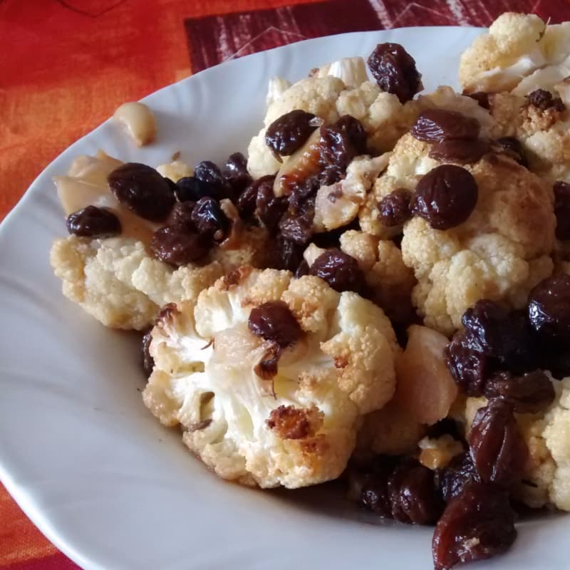 Coliflor asada con comino y las pasas