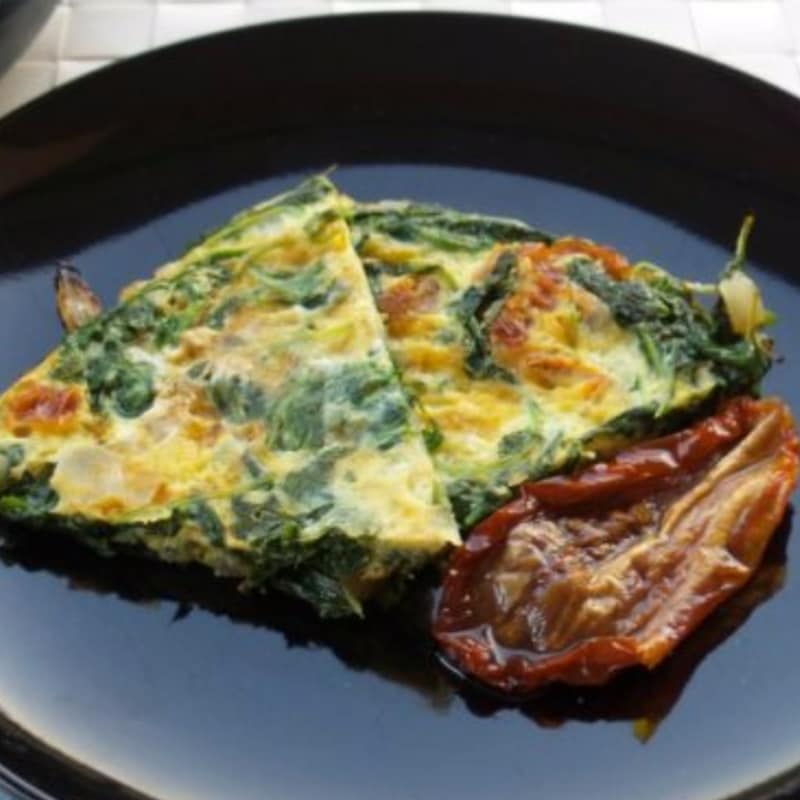 Omelet with kale and dried tomatoes