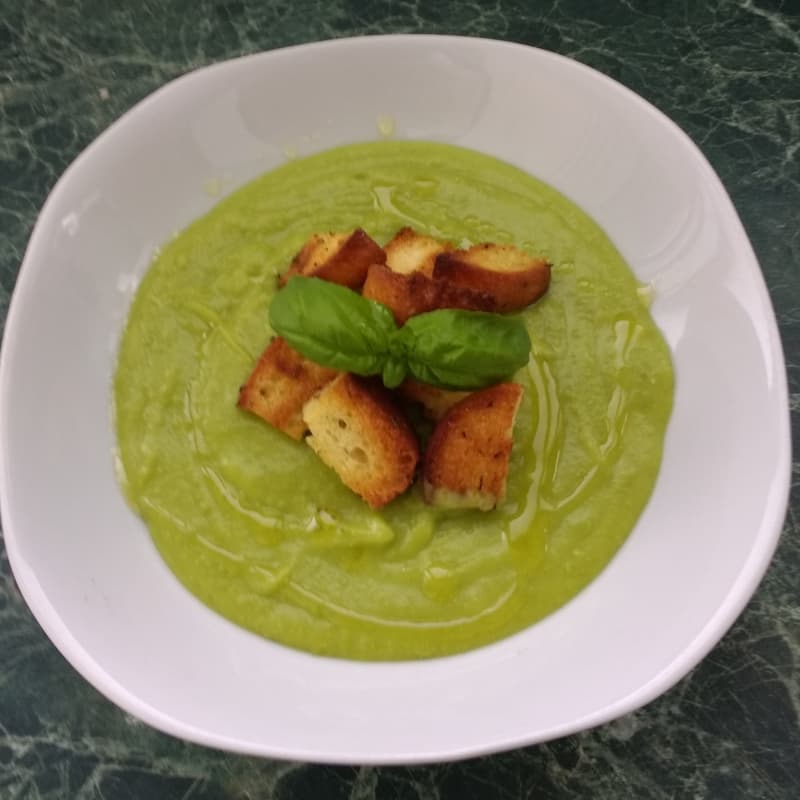 Pea soup and potatoes