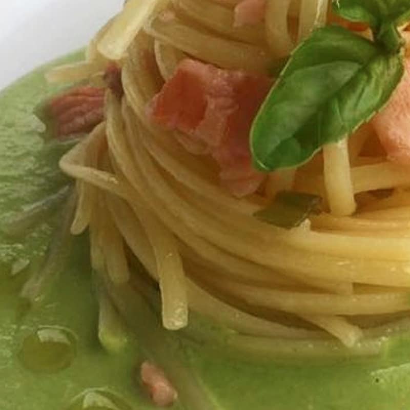 Linguini con pesto de calabacín con salmón y puerro