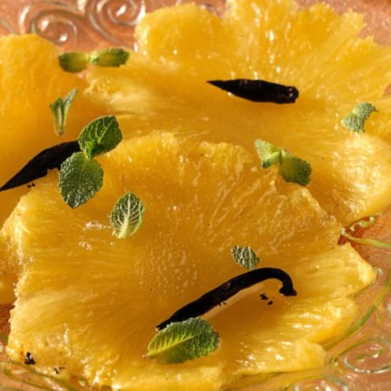 Carpaccio d'ananas aromatizzato alla vaniglia