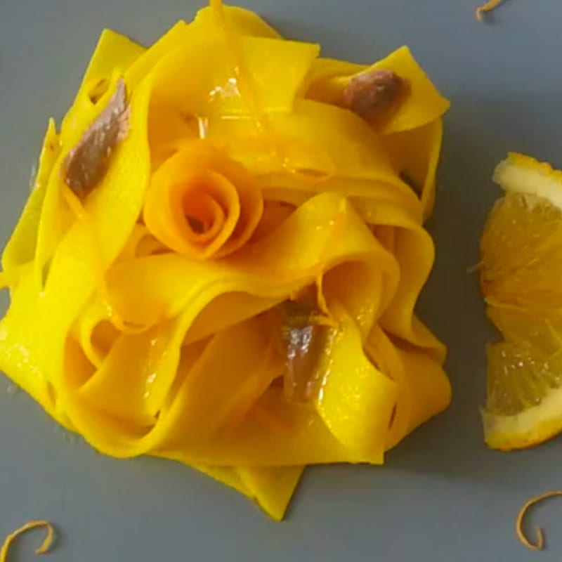 pappardelle azafrán con anchoas y naranja