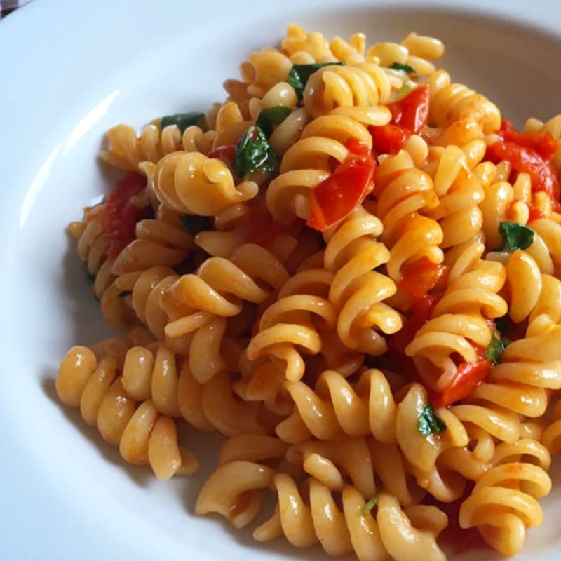 Fusilli con pomodorini e rucola