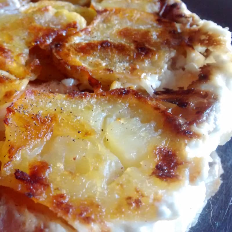 Pizza rovesciata con patate spek, gruviera