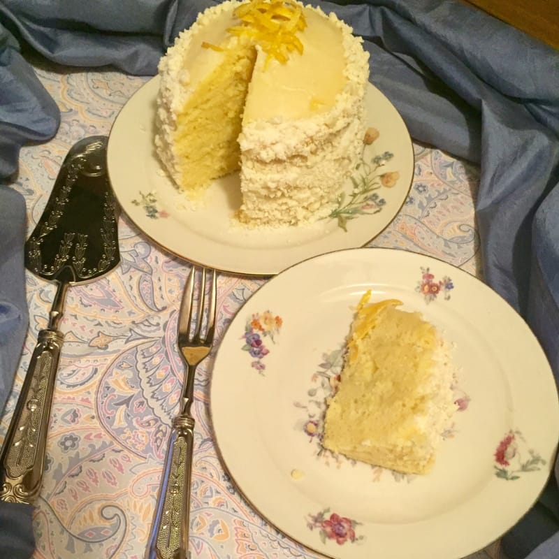 White lemon and limoncello cake