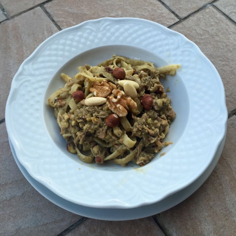 Green pasta with seafood flavor and dried fruit