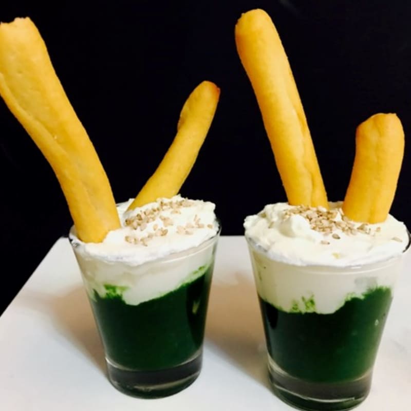 Cups of spinach cream with cottage cheese and breadsticks