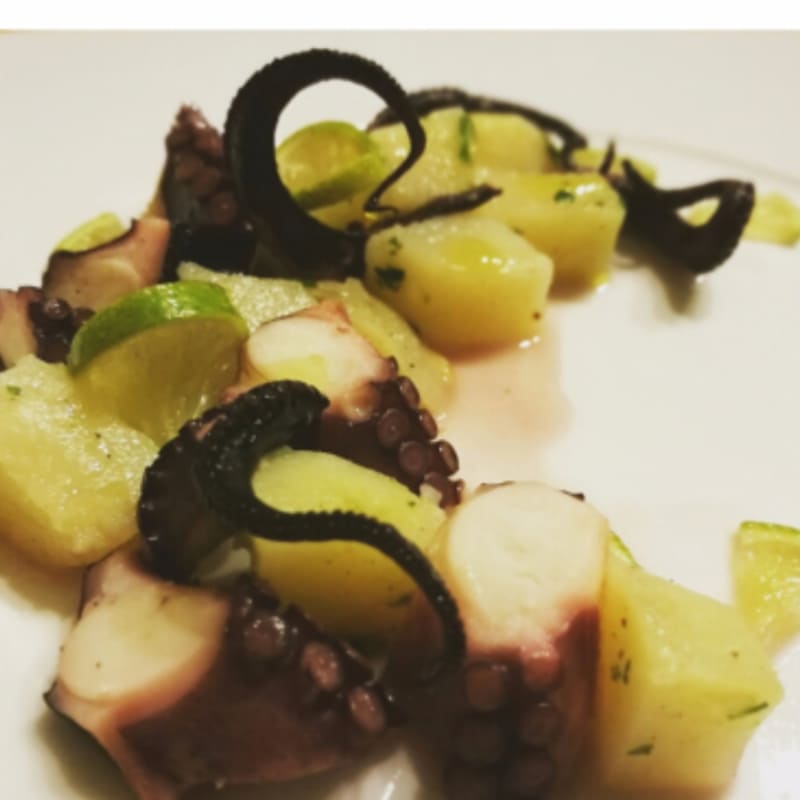 Octopus with potatoes flavored with lime