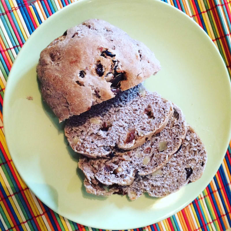 Pane integrale con uvetta e noci