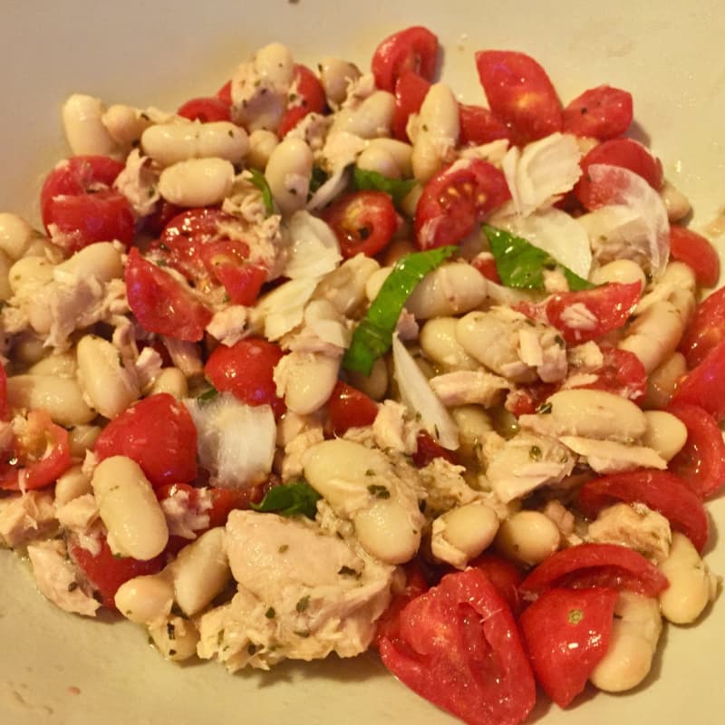 ensalada de atún, frijoles y datterini