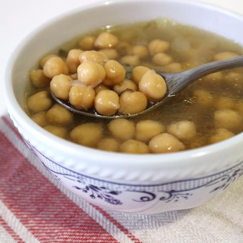 Chickpea soup and seaweed