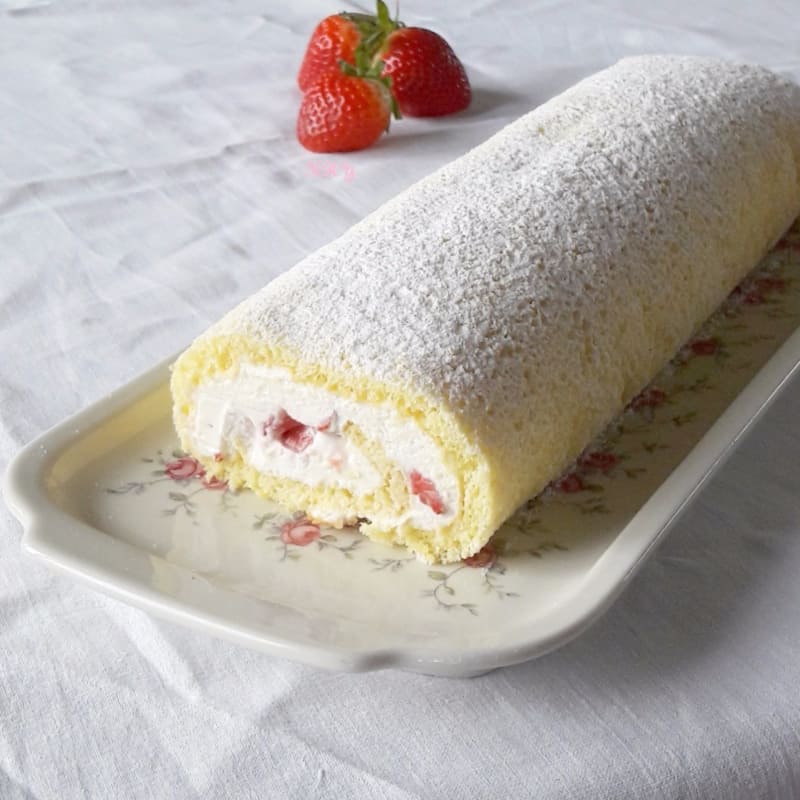 spectacular roll with strawberries and mascarpone cream