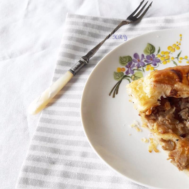 Quiche with artichoke stems and nuts