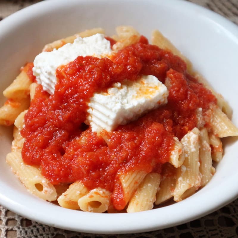 Pasta con ricotta y tomate