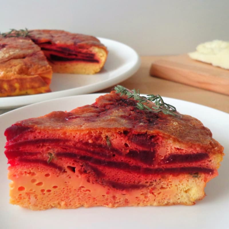 Tortilla con remolacha y queso de oveja al horno