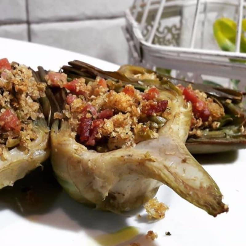 Mezzi carciofi gratinati con olive, speck e pane integrale