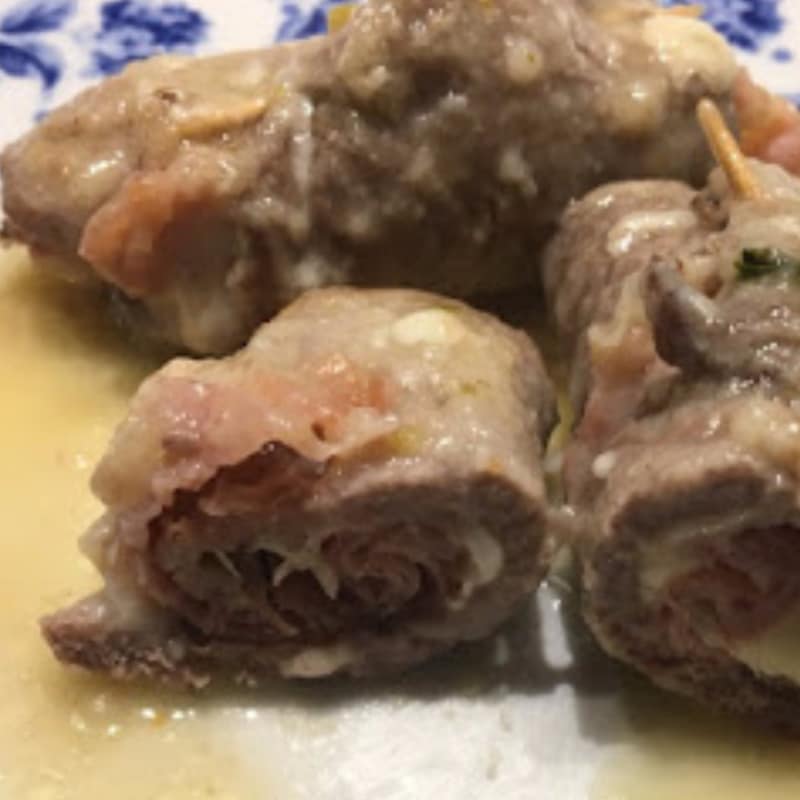 rollos de carne con queso y tocino