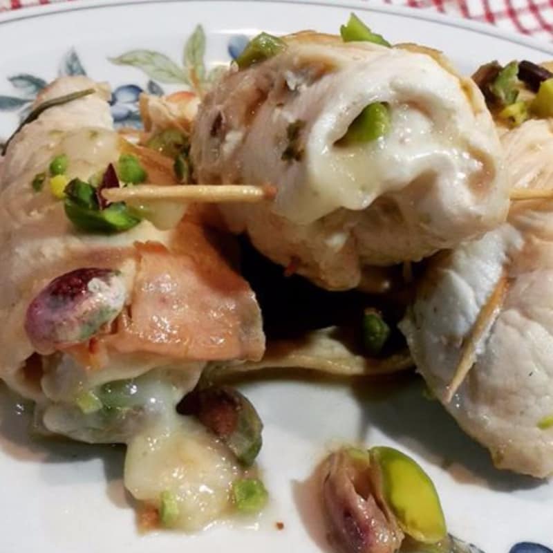 rollos de pollo con marsala con el corazón se fundieron con los pistachos