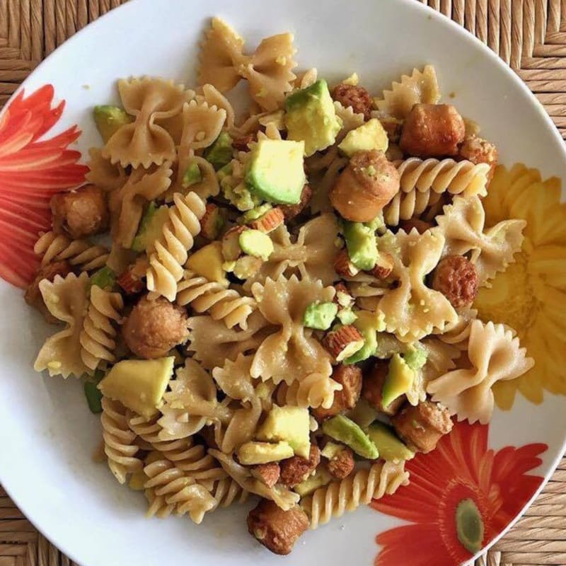 Wholemeal pasta with avocado, almonds and turkey sausage