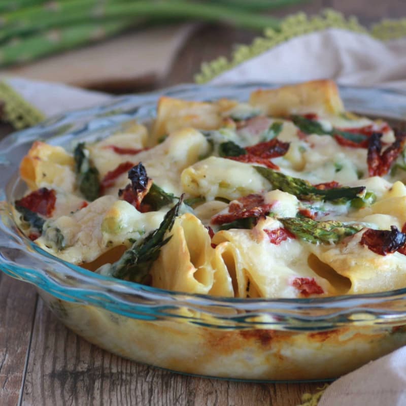 La pasta al horno con espárragos y tomates secados al sol