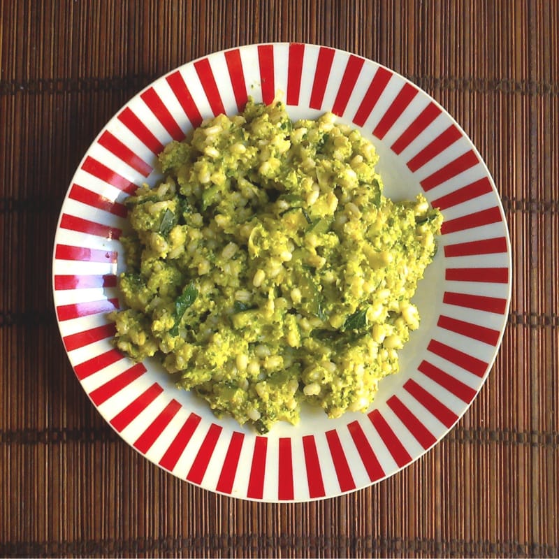 Orzo cremoso con altramuces y calabacín