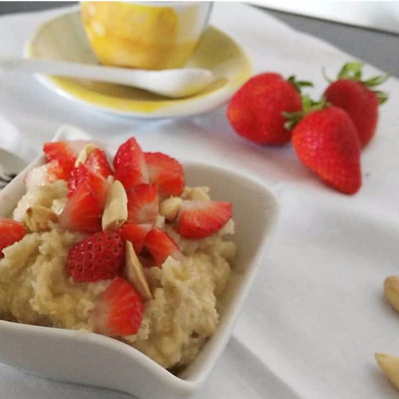 Porridge honey and strawberries