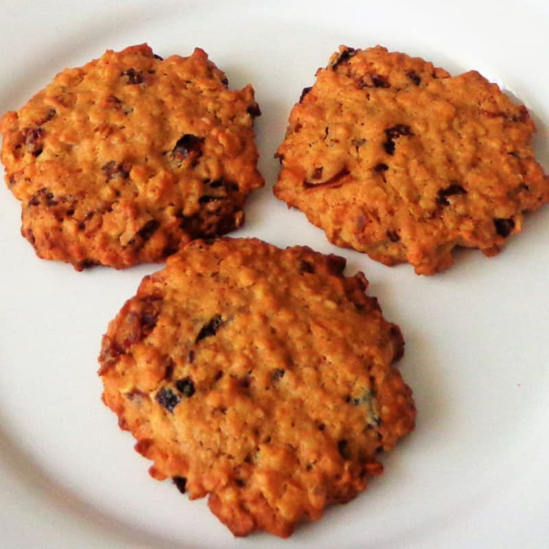 Biscuits with Davena flakes with dried fruit