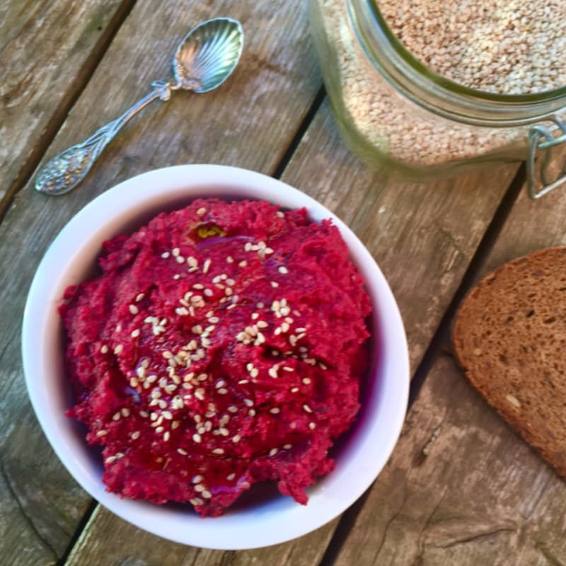 Hummus with beetroot