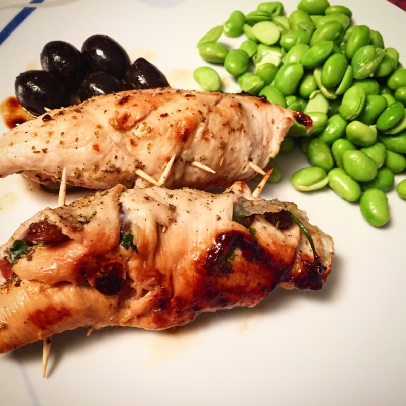 Involtini agrodolce serviti con olive nere e edamame