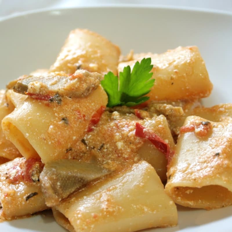 Paccheri con alcachofas, tomates cherry y queso ricotta