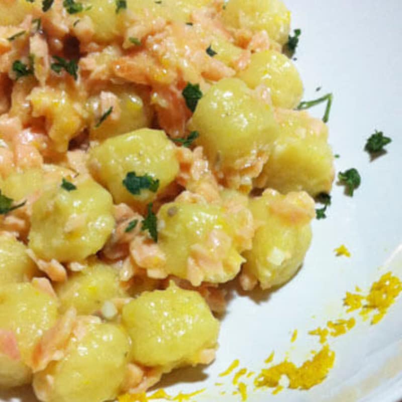 Gnocchi con salmón y patatas cítricos