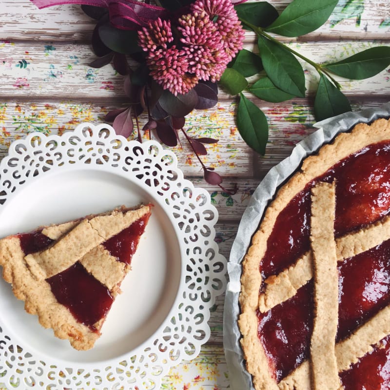 Crostata integrale vegana con confettura di fragole