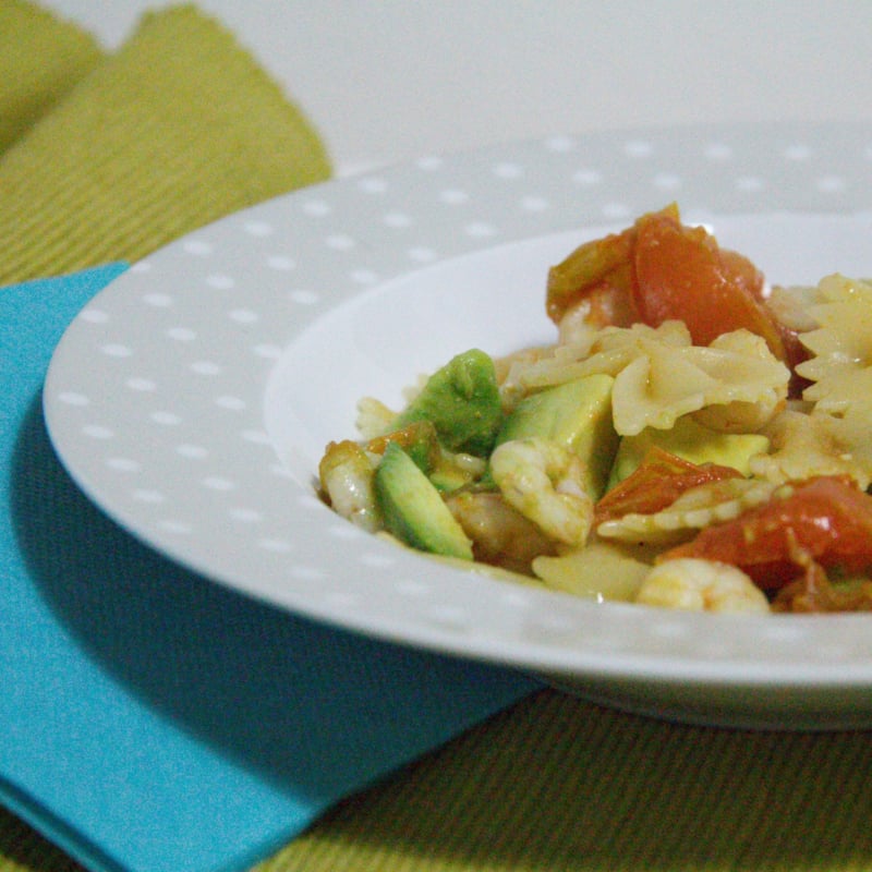 Mariposas tomate, camarones y aguacate