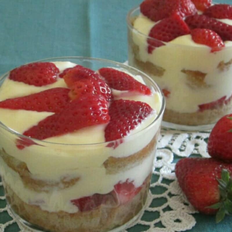 Light tiramisu with strawberries