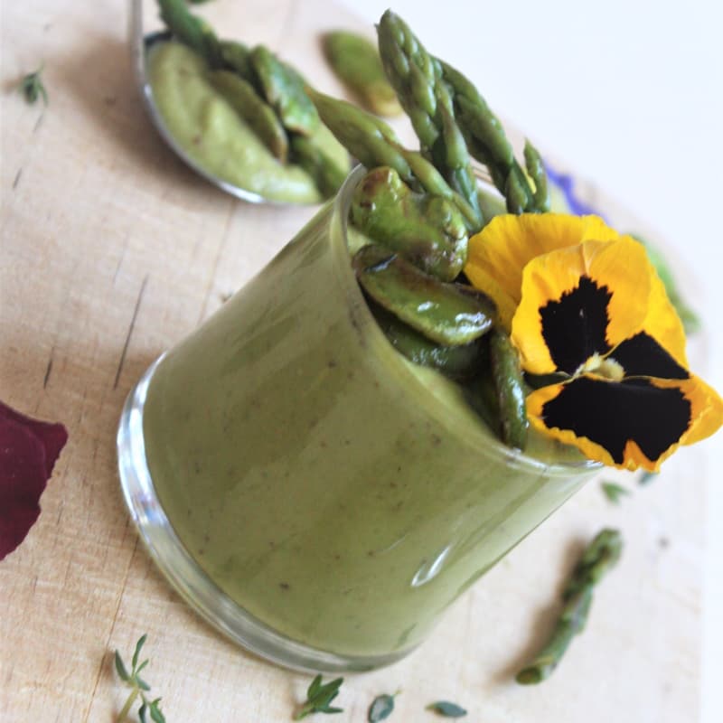 Mini gazpacho con habas crujiente de espárragos