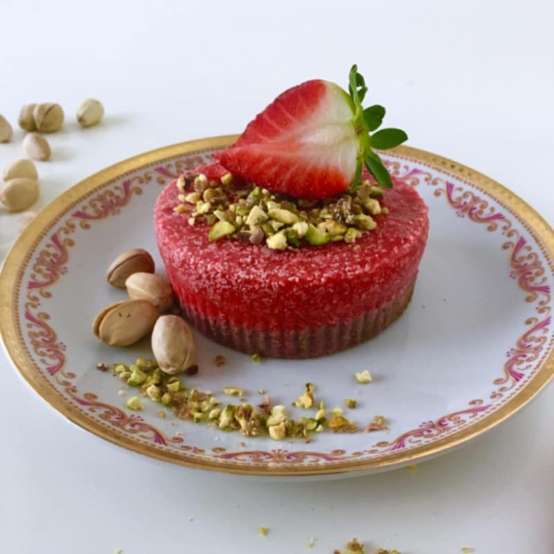 Raw cake with strawberries and pistachios