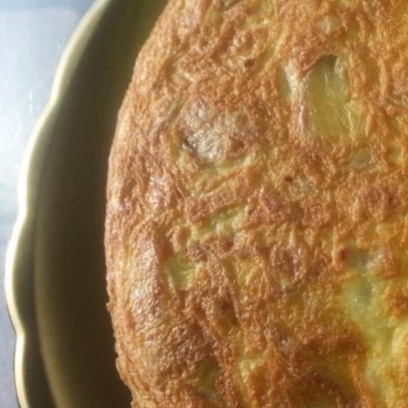 tortilla española con cebolla y patatas