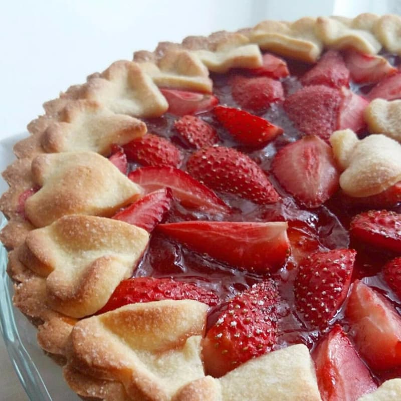 Tarta con compota de fresas y fresas frescas