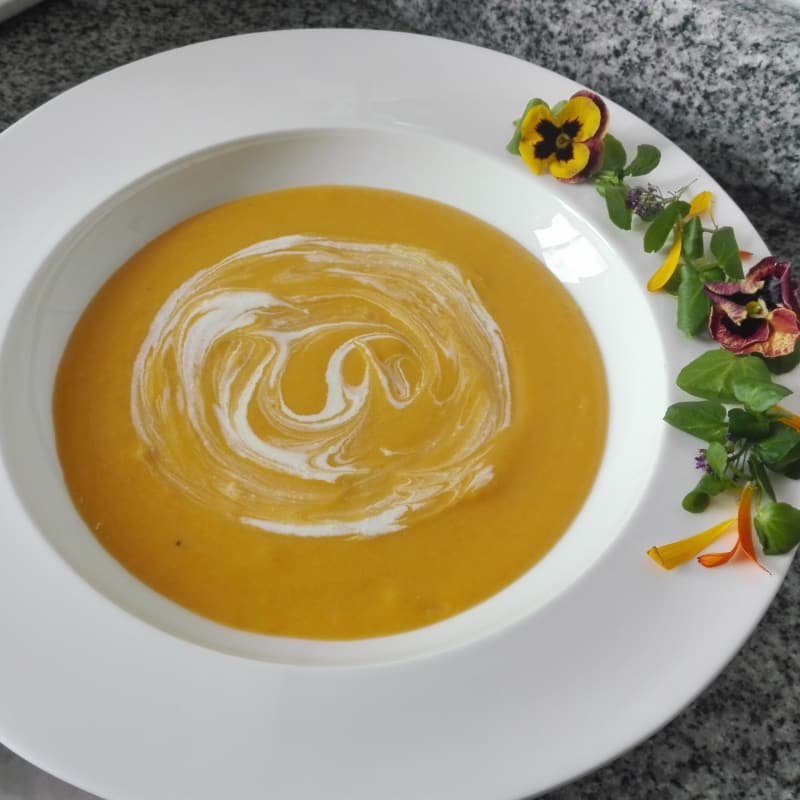 Crema de zapallo con leche de coco y naranja