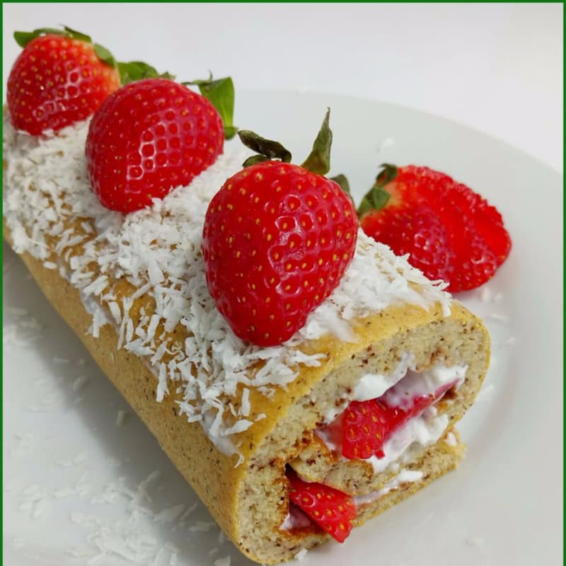 Pan dulce relleno con crema de coco y fresas