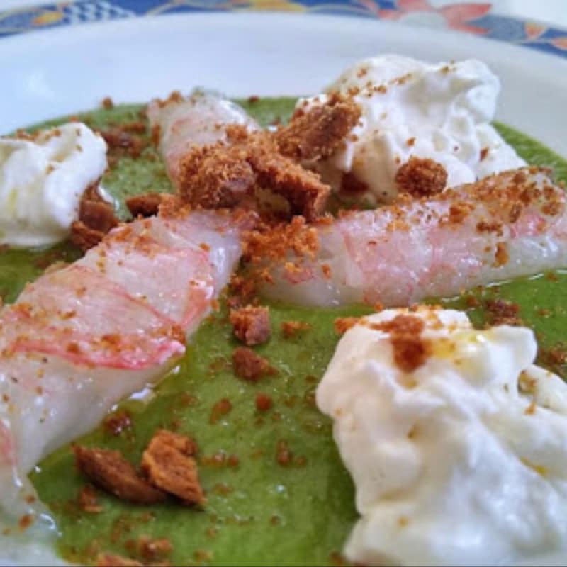 Crema de guisantes, gambas, stracciatella y tarallo